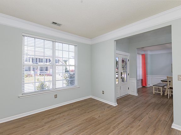4th image of 400 Buckthorne Dr
