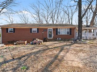 508 Pineywood Rd, Thomasville, NC 27360