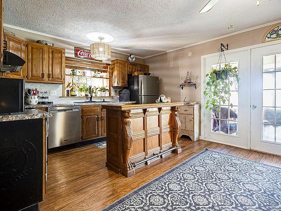 4th image of 740 Country Club Dr