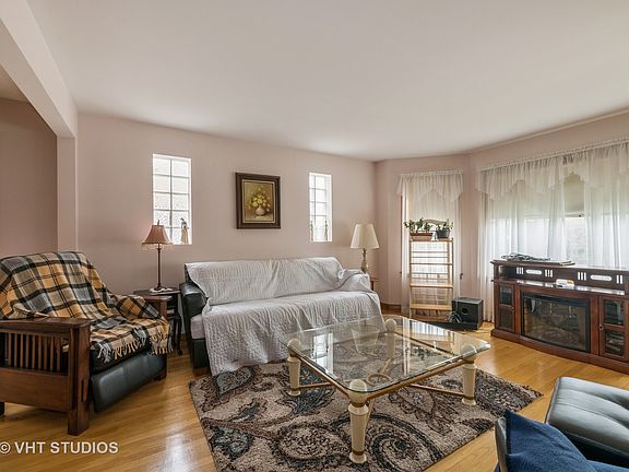 3rd image of 5414 W Cornelia Ave