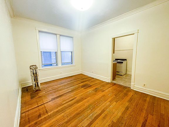 2nd image of 1415-1425 W Albion Ave #1415-1