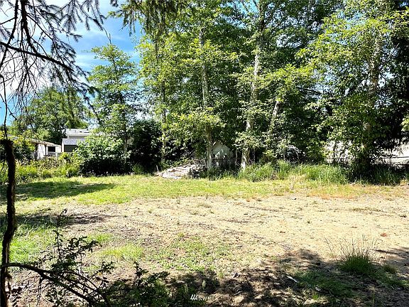 3rd image of 749 Cardinal Avenue NE