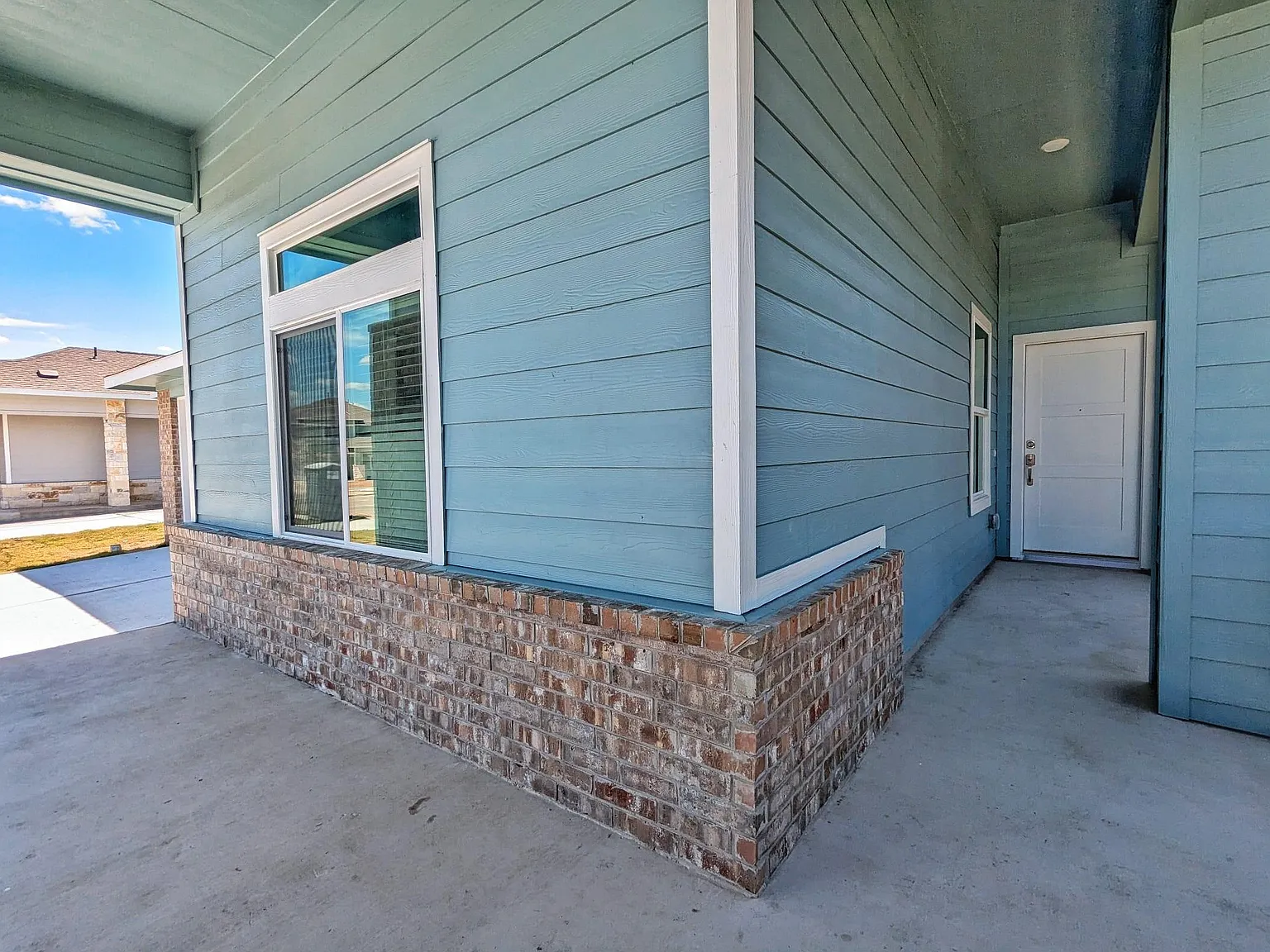 4 bed, 2.0 bath, 2031 sqft, $2,299 — Photo 4