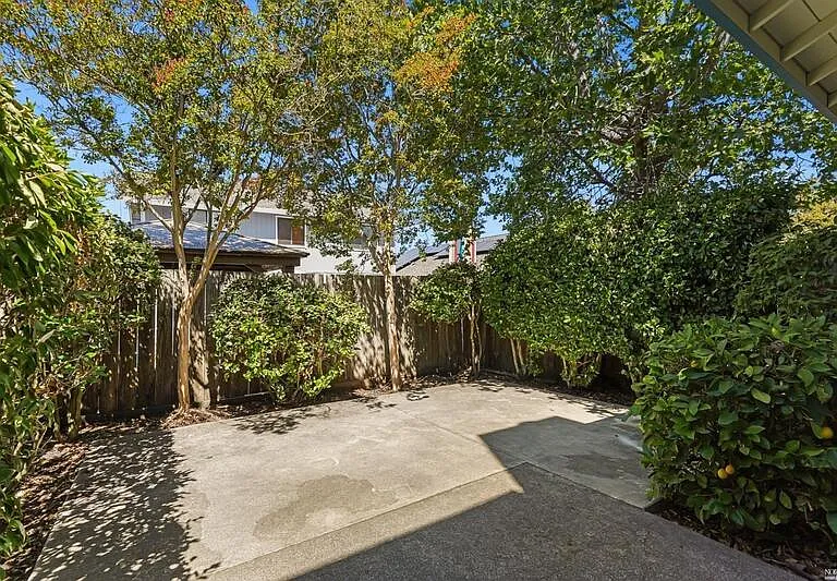 7 Meridian Cir — Photo 30