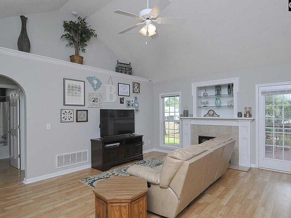 4th image of 18 Dove Park Cir