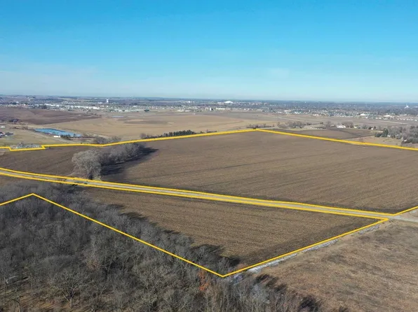 Cedar Heights Dr, Cedar Falls, IA 50613