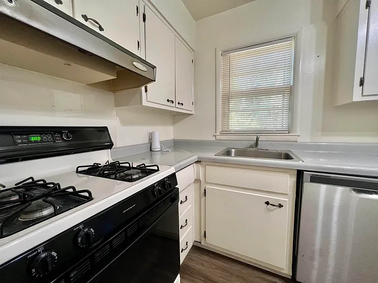 1384 Woodston Rd — Photo 12