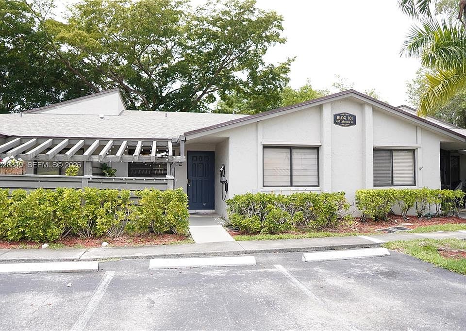 1st image of 453 Lakeview Dr