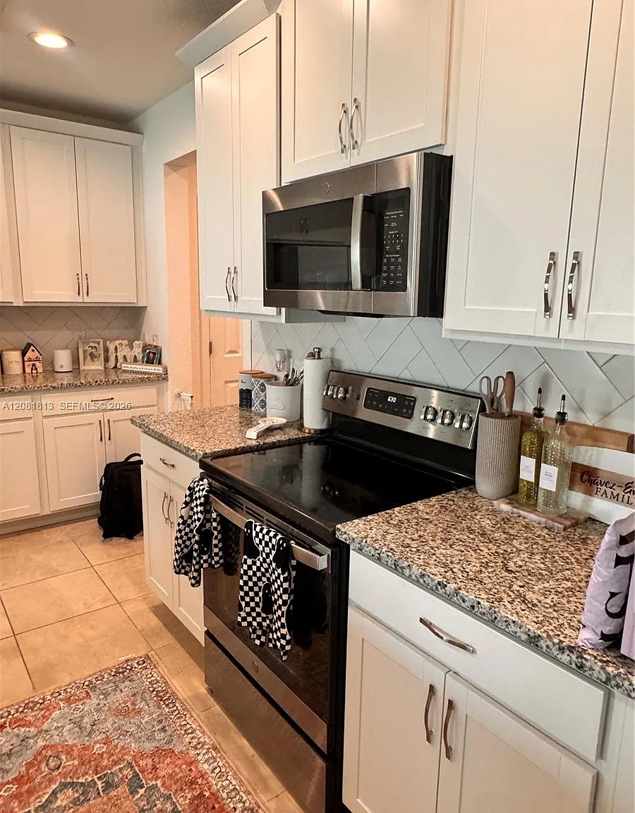 4 bed, 2.5 bath, 2400 sqft, $2,650 — Photo 2