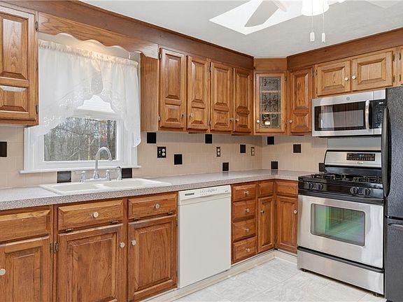 3rd image of 31 Flora Ave