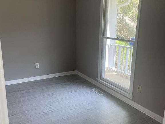 5th image of 704 Captiva Ct SE
