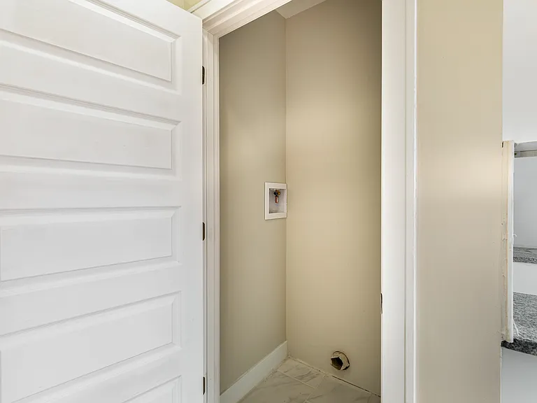 1436 Baldwin St — Photo 8