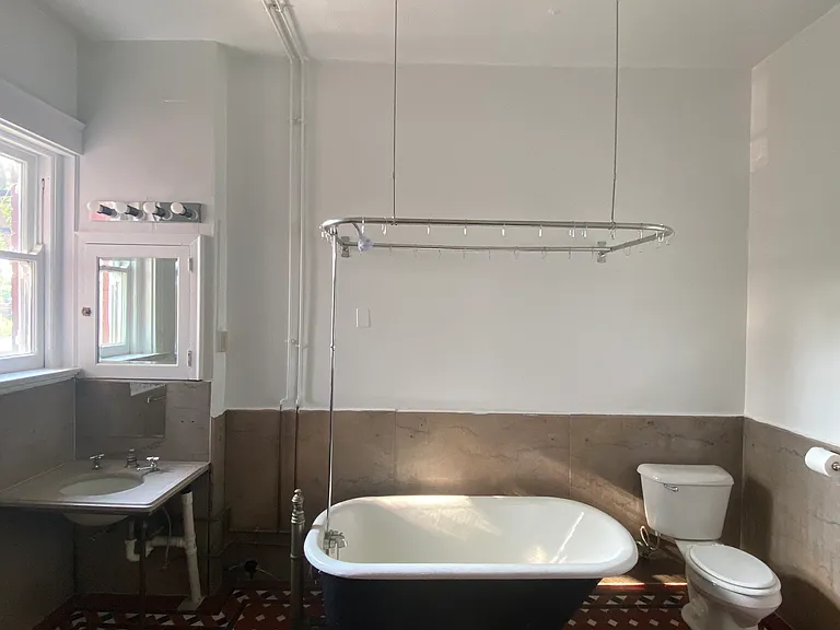 The Roslyn — Photo 3