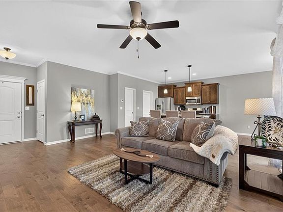 4th image of 310 Crestview Ct