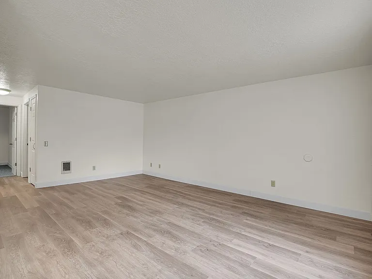 Carlton Square Apartments — Photo 26