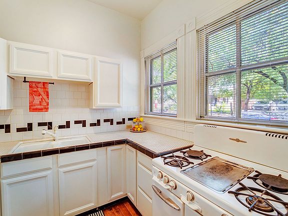 3rd image of 1001 W 22nd St #A