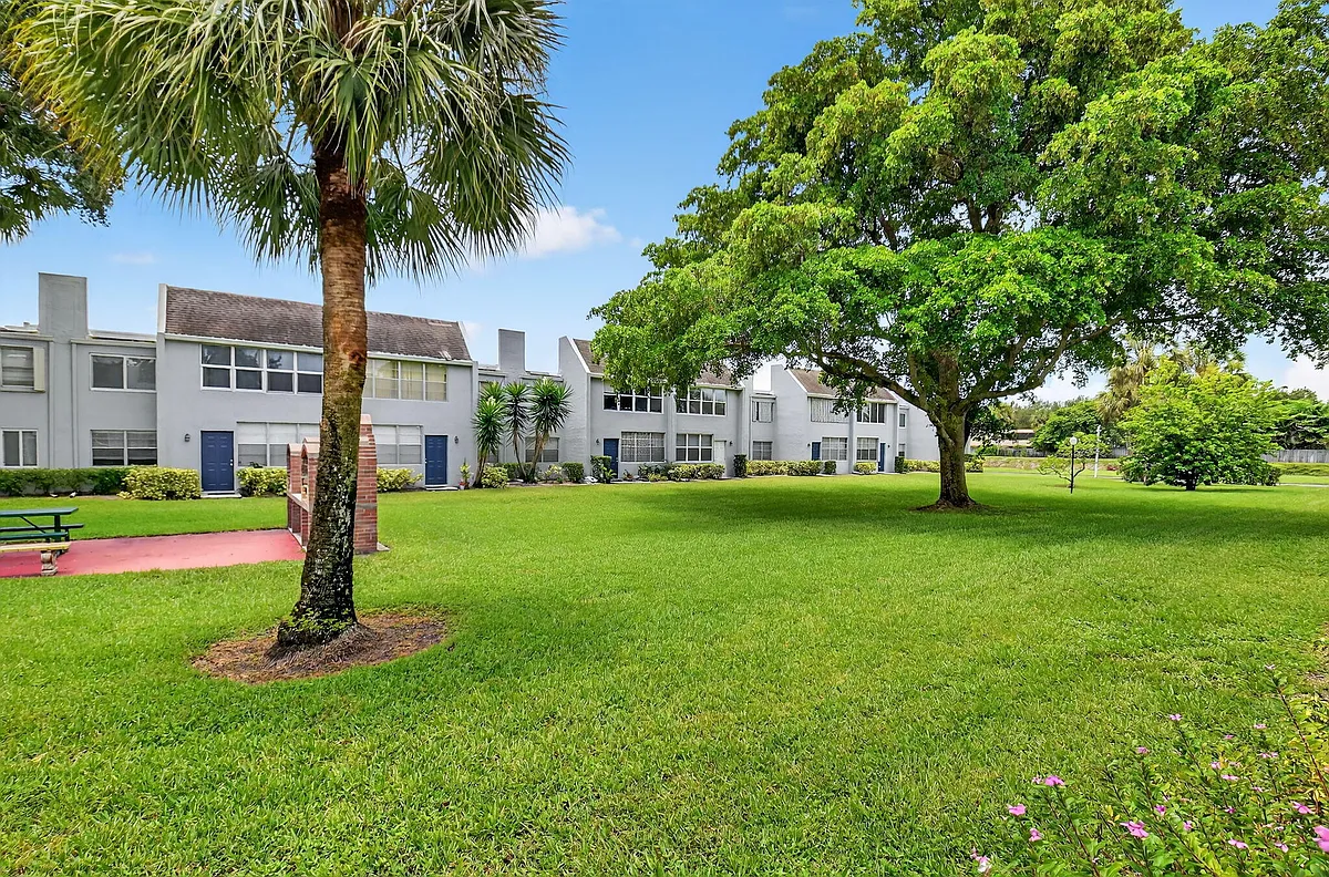 Building Photo - 2340 SW 22nd Ave #312