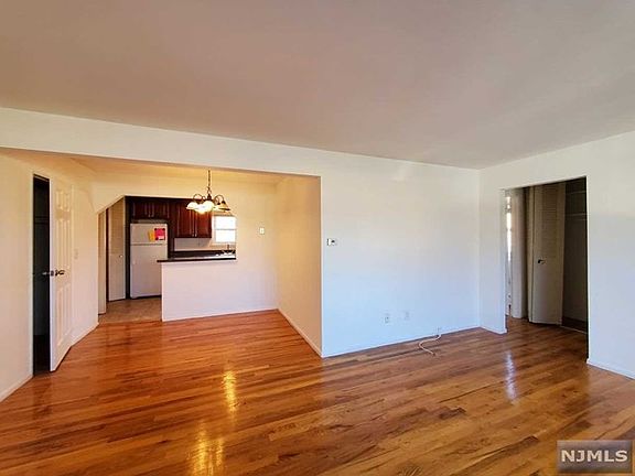 4th image of 2-34 Virginia Dr #A