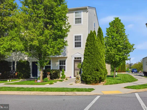 393 Dickens Dr, Lancaster, PA 17603