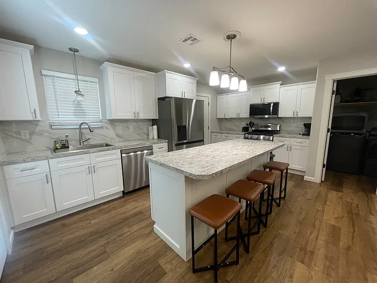 325 Sarah St — Photo 3