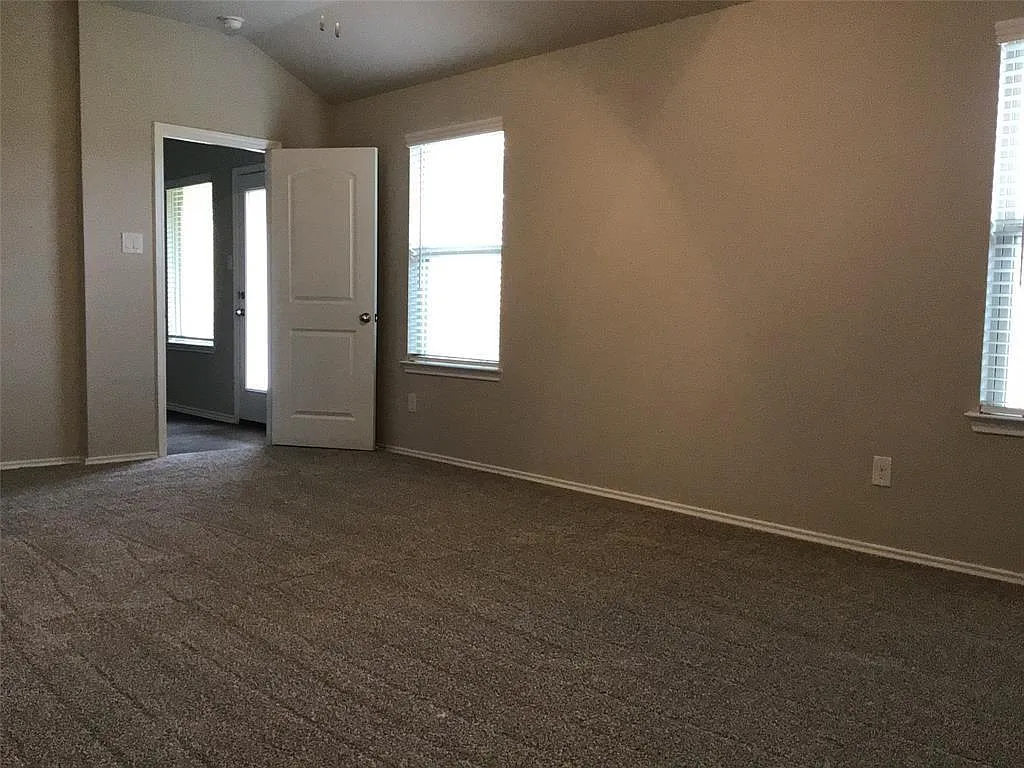 4 bed, 2.0 bath, 2067 sqft, $2,695 — Photo 4