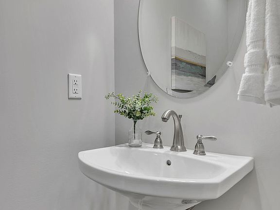 2nd image of 1631 Hampshire Pl