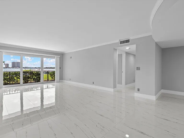 3040 Lake Shore Dr #101 — Photo 8