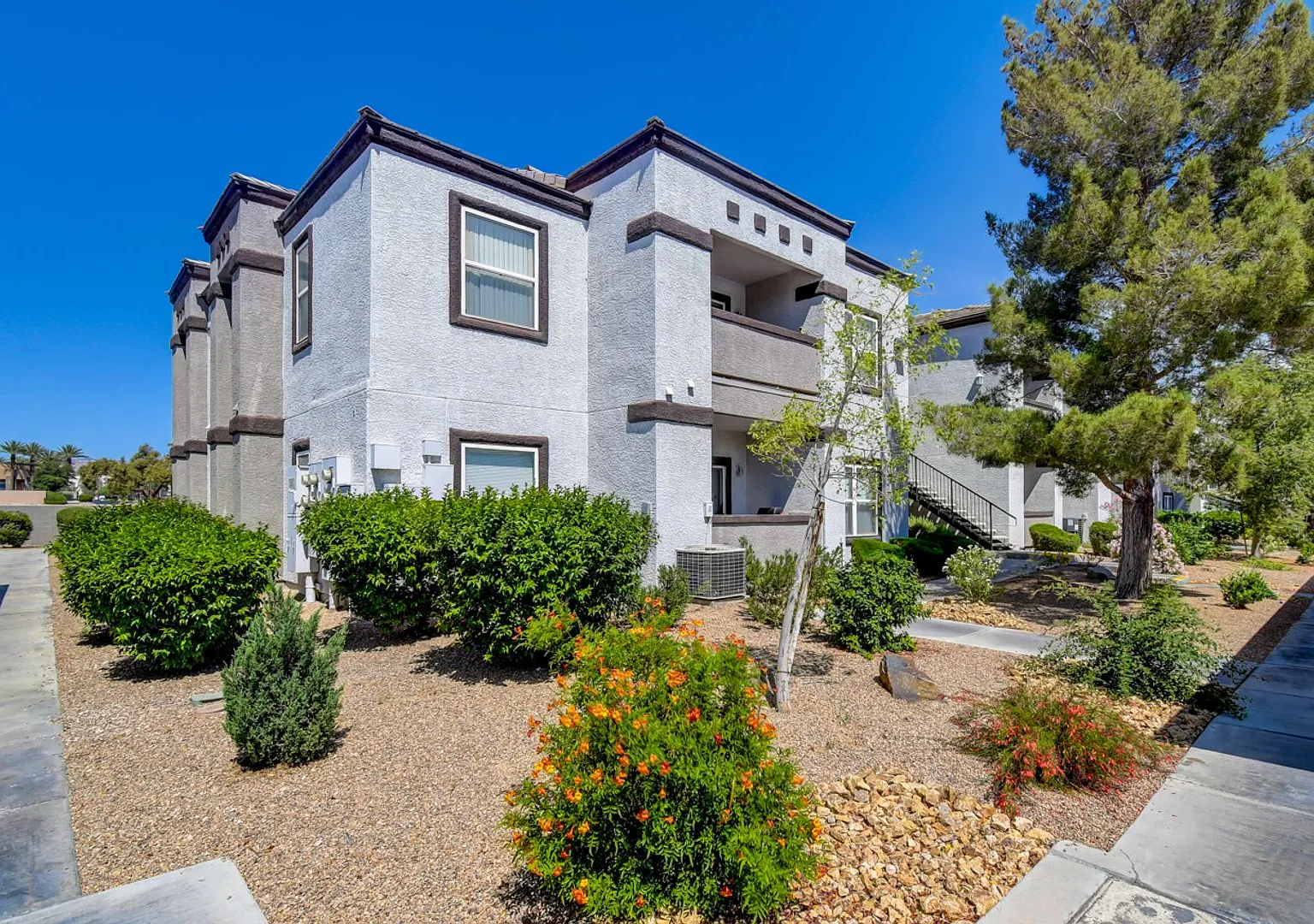 Beautiful Must See Condo! — Photo 1