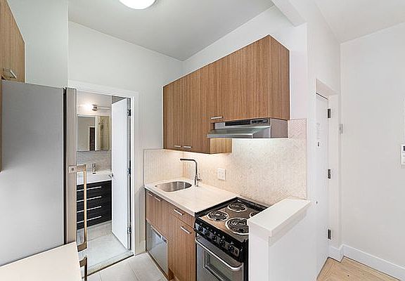 4th image of 19 Stanton St #23L