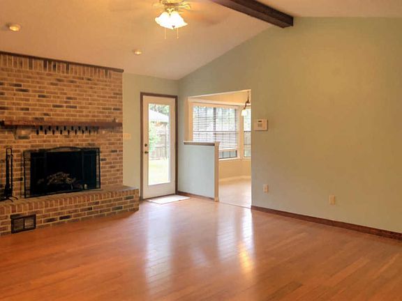 3rd image of 903 Oakwood Way