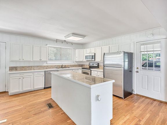 5th image of 200 Edgebrook Dr