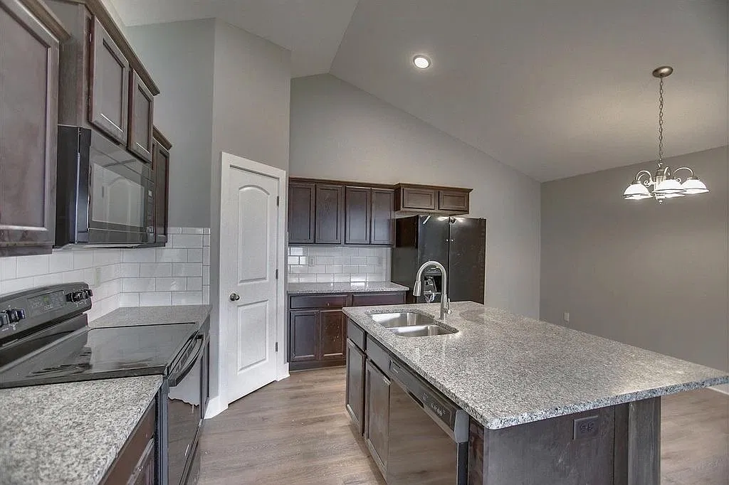 4 bed, 2250 sqft, $2,205 — Photo 1