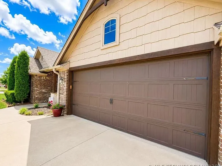 635 Meadows Cir — Photo 3
