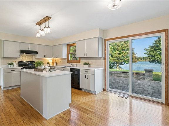3rd image of 303 Mainsail Dr