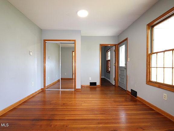 3rd image of 319 Melrose Street