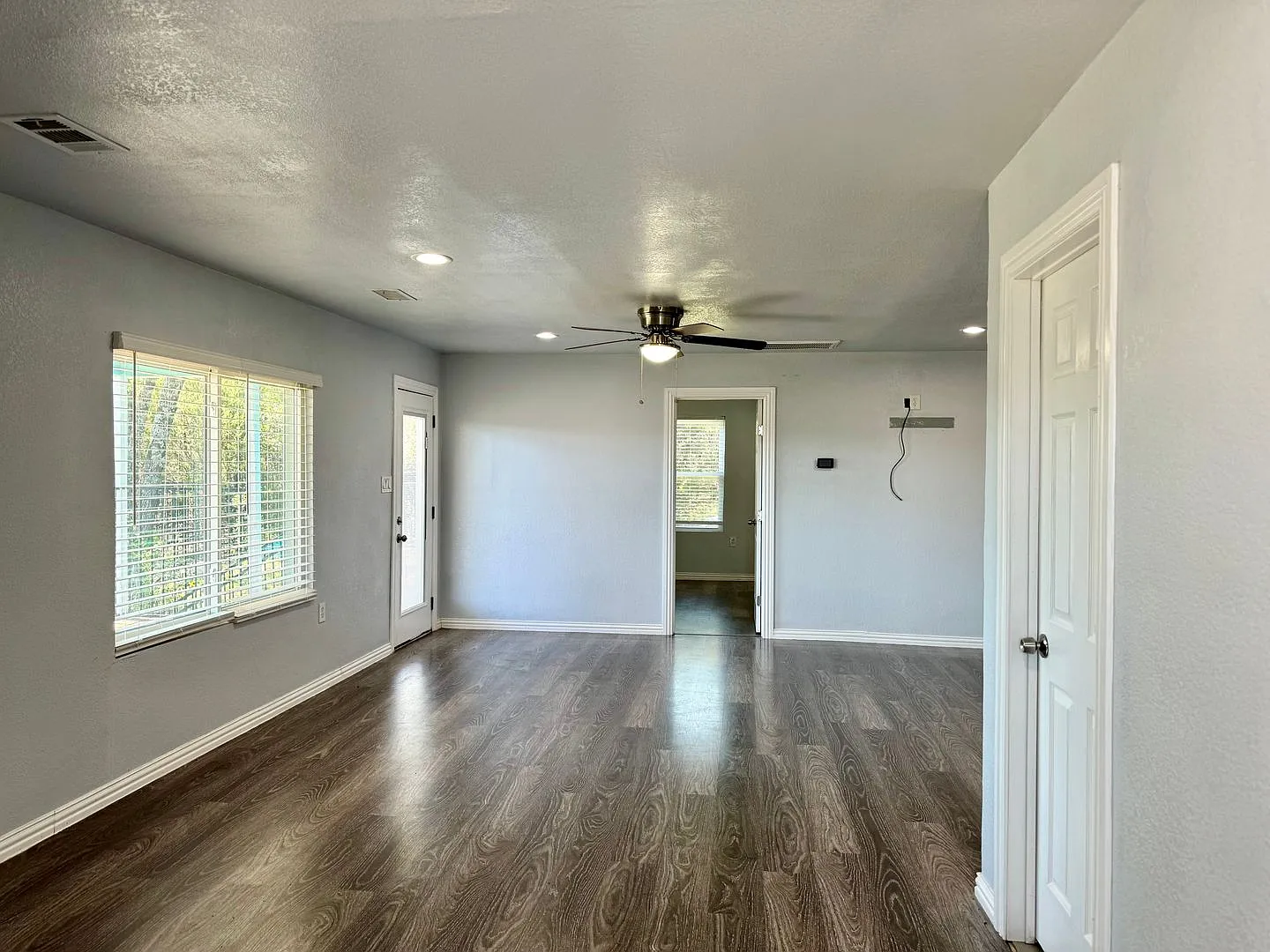 4 Bedroom Home with plenty of parking — Photo 4