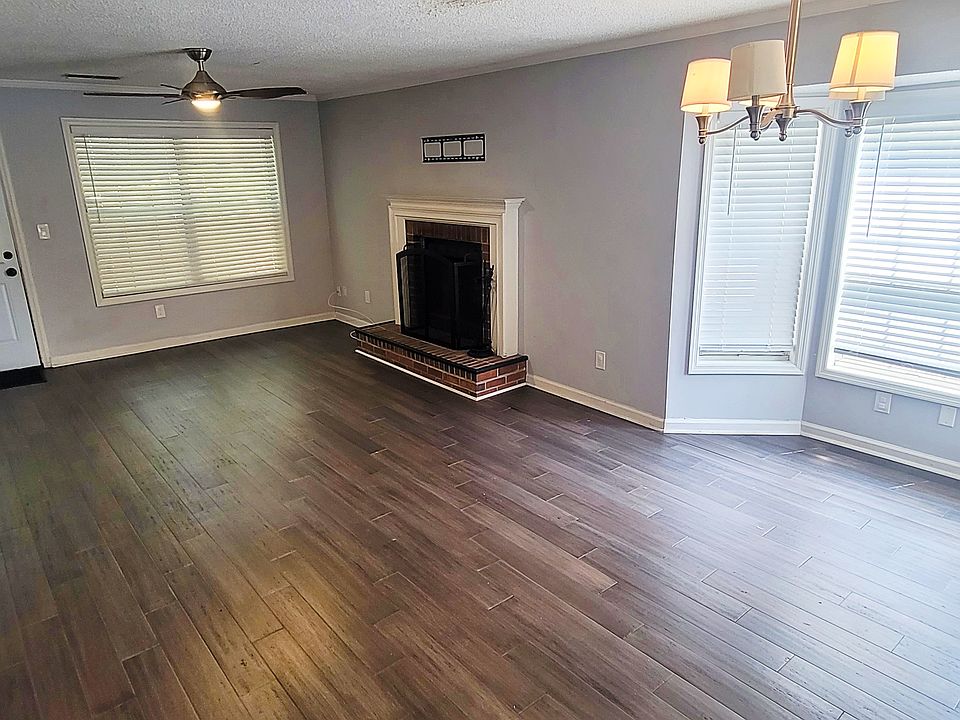 Large Living Room with Dining Area. Remote Control for Fan and Ceiling Light.