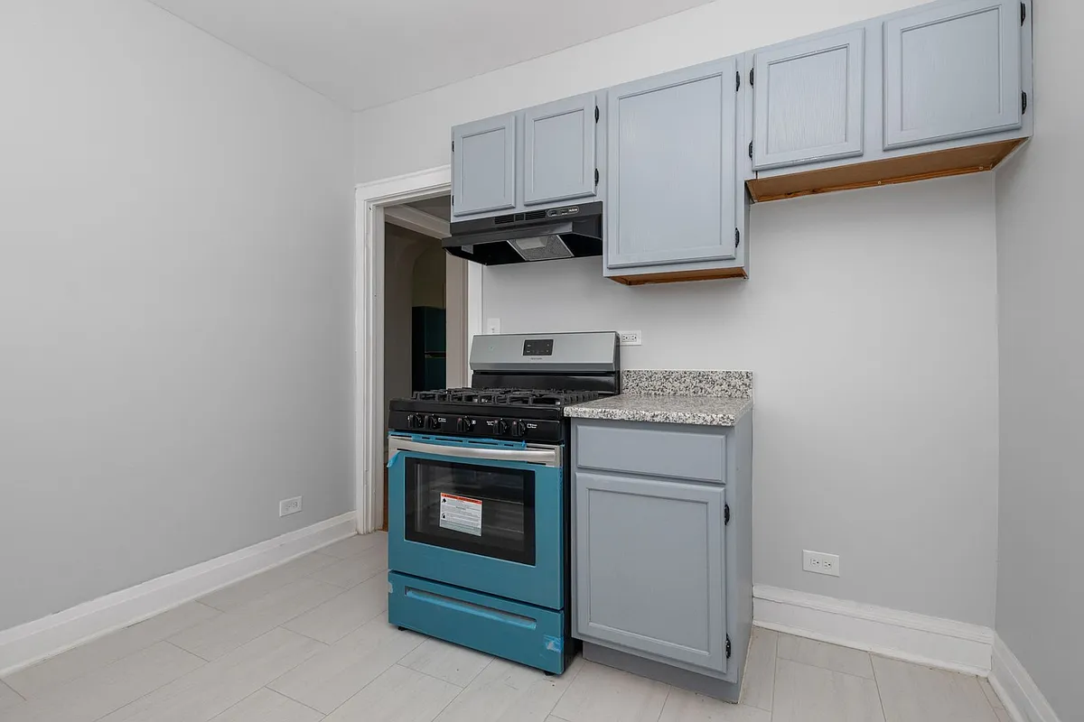 Building Photo - 3106 W 61st St #3