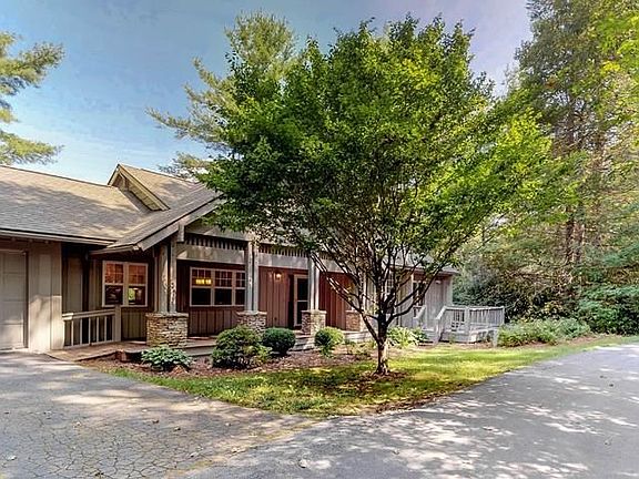 3rd image of 120 Larkspur Ln