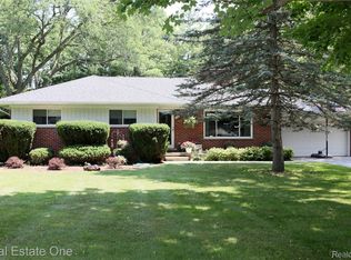 483 Rochdale Dr S, Rochester Hills, MI 48309