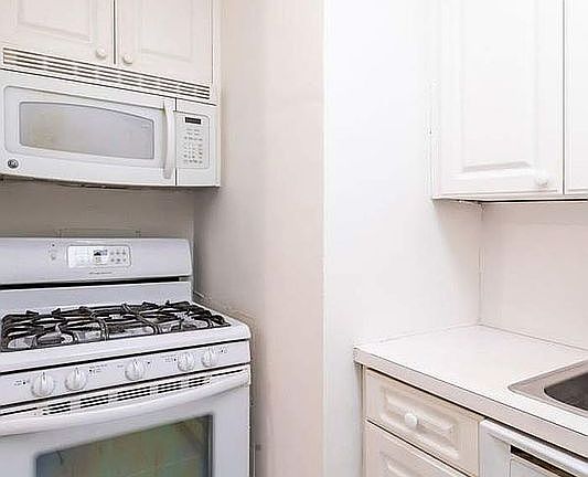5th image of 165 W 66th St APT 14M