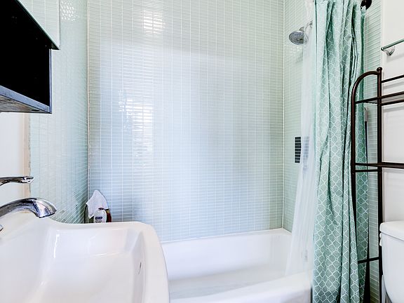 5th image of 423 W 8th St APT 714