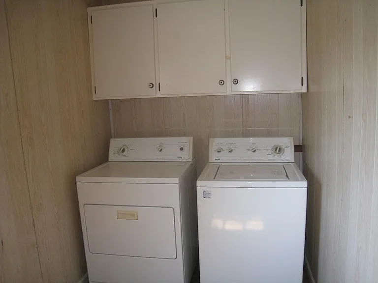 washer/dryer in utility room