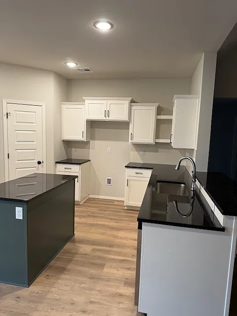 4 bed, 2001 sqft, $2,700 — Photo 2