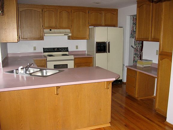 kitchen (seen from family room)