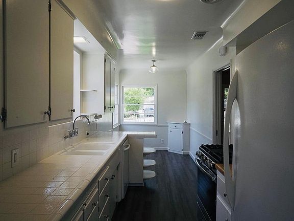 4th image of 6120 Camellia Ave