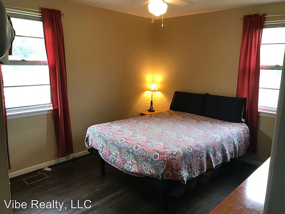 2nd image of 1903 Dahlia Cir