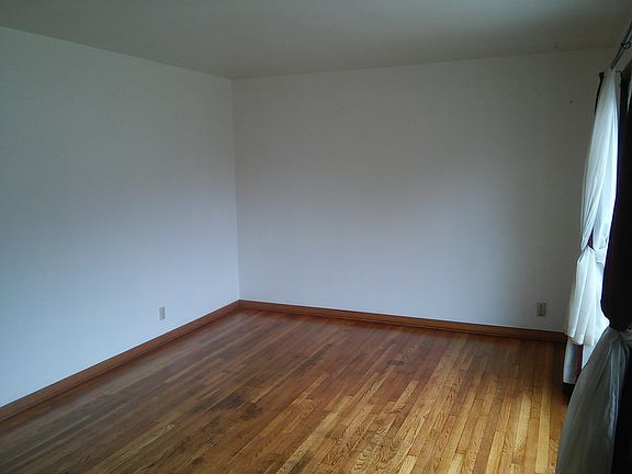 2nd image of 806 Garden Ln