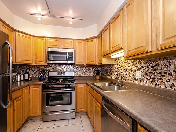 5th image of 6969 N Ashland Ave #206