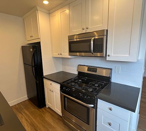3rd image of 3633 Empire Dr